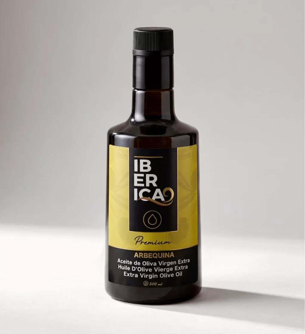 Botella de aceite de oliva virgen extra premium Iberica9 Arbequina de 500 ml sobre fondo gris.