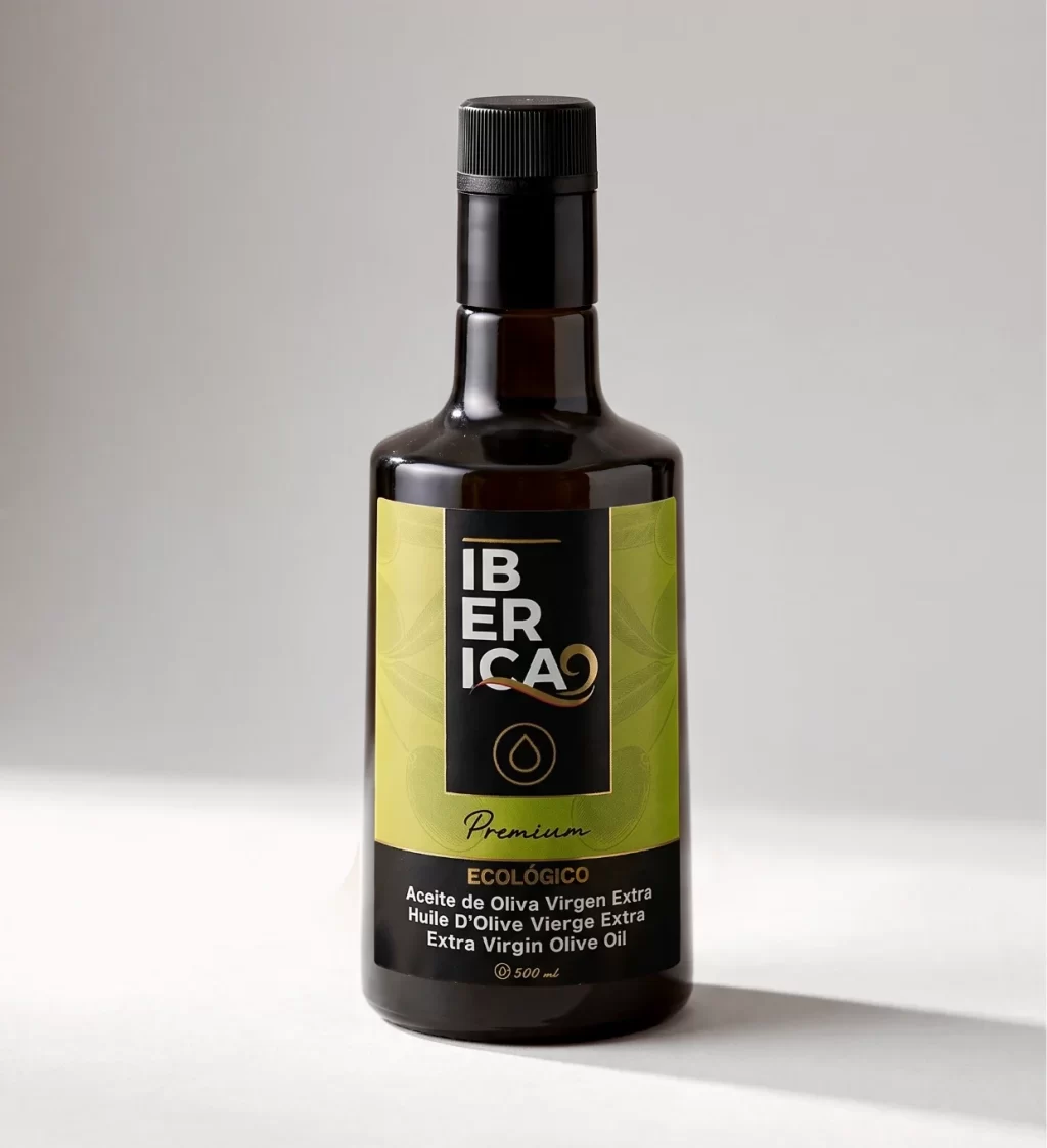 Botella de aceite de oliva virgen extra premium Iberica9 Ecológico de 500 ml sobre fondo gris.
