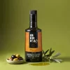 Botella de aceite de oliva virgen extra Picual Iberica9 de 500 ml sobre fondo verde, acompañada de aceitunas.